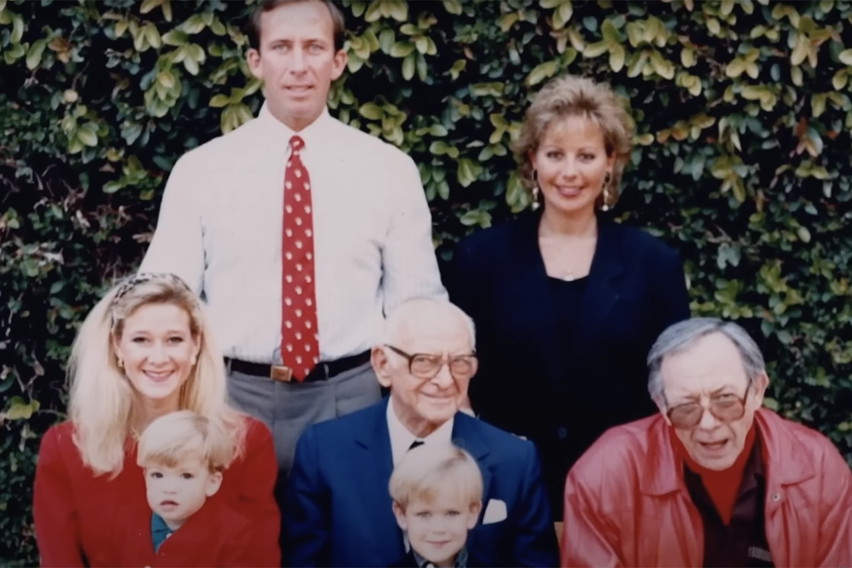 Семья Хаммер: Майкл и Кейси Хаммер (сверху),&nbsp;Дрю Энн Мобли, Арманд Хаммер и Джулиан Хаммер (слева направо), Виктор Хаммер и Арми Хаммер (на руках)