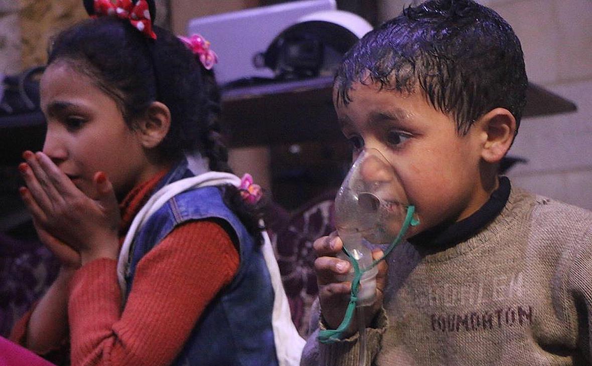 Дети получают медицинскую помощь, после предполагаемой атаки с отравляющим газом в городе Дума, 7 апреля 2018 года