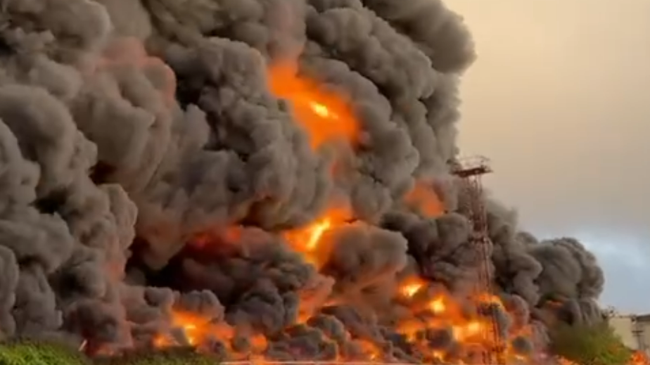 Кадры крупного пожара на нефтебазе в Севастополе