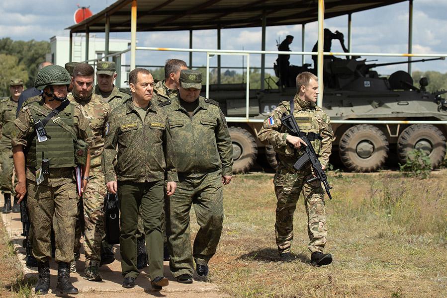 Дмитрий Медведев&nbsp;во время посещения военного полигона &laquo;Тоцкий&raquo; в 2023 году