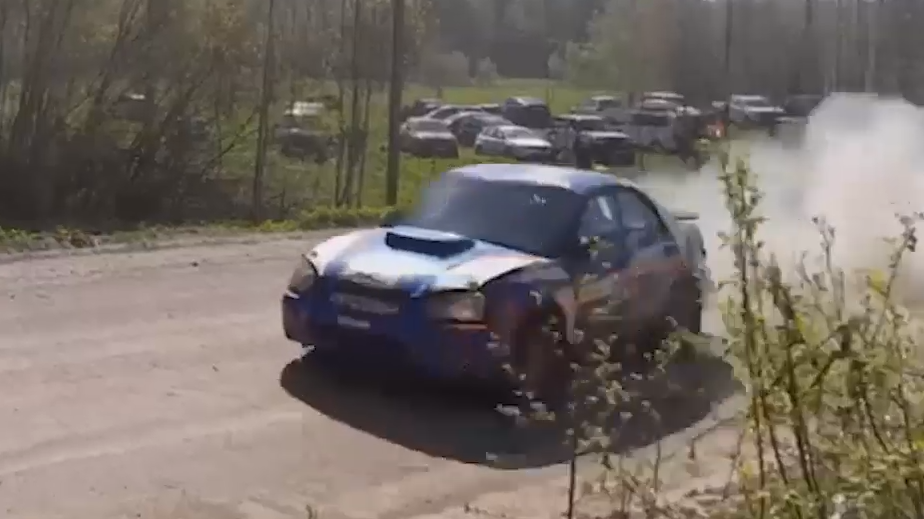 Гоночный автомобиль влетел в зрителей на соревнованиях в Ленобласти