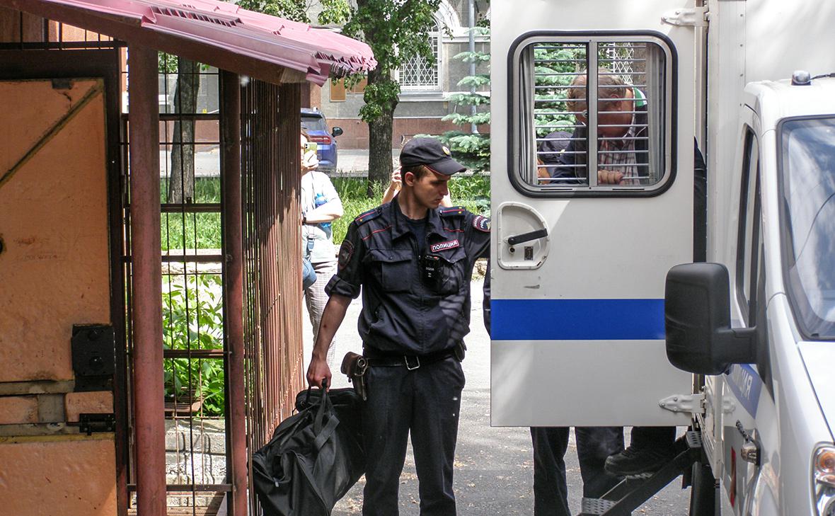 Павел Ходоровский в полицейском автомобиле перед началом заседания в Центральном районном суде Челябинска