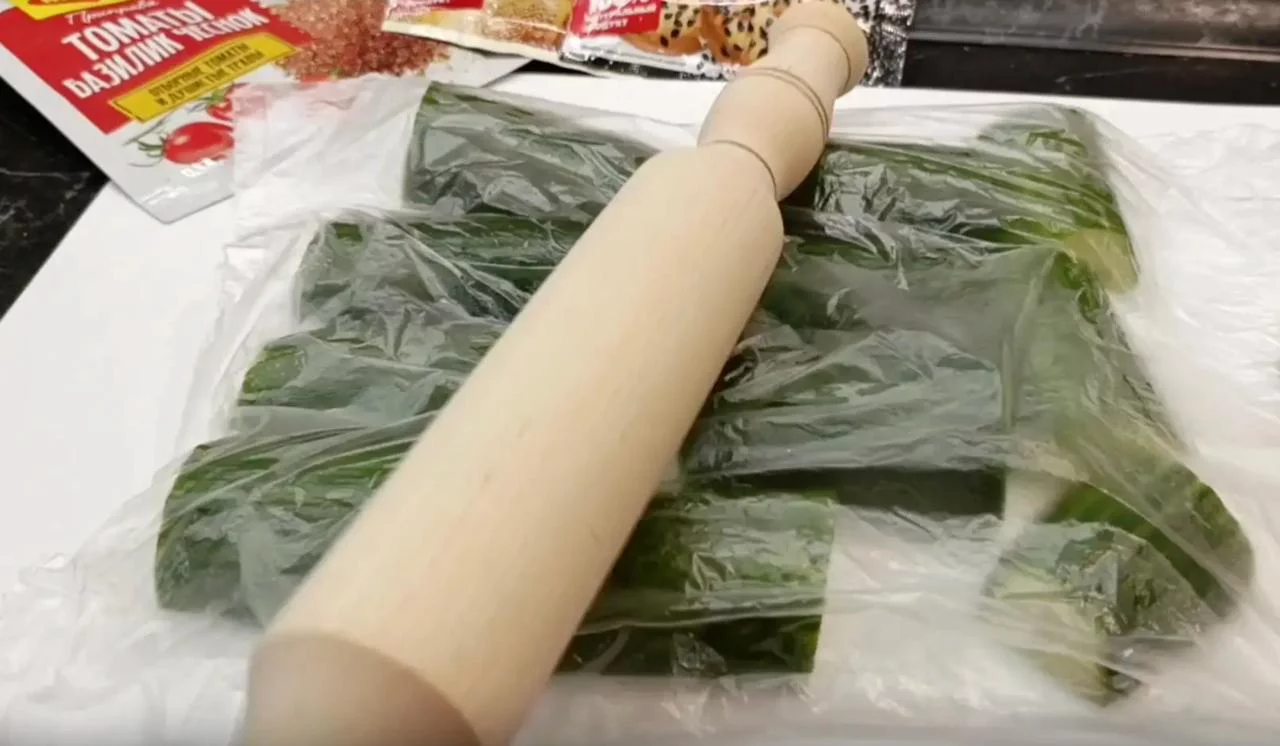 С помощью скалки отбейте огурцы