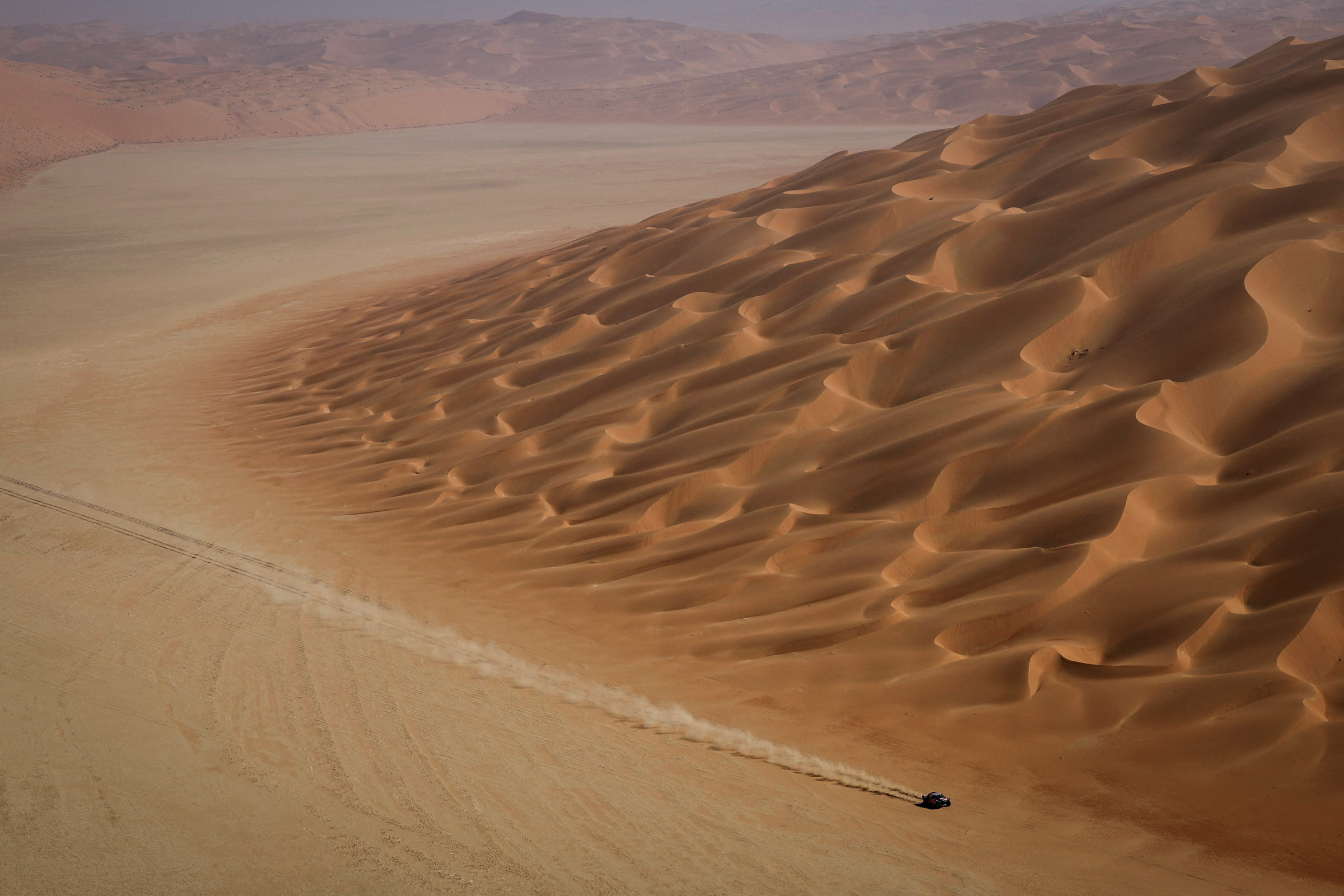 Пилот Сет Кинтеро и штурман Деннис Зенц из команды Toyota Gazoo Racing ведут свой автомобиль по пустыне в Саудовской Аравии во время 11-го этапа ралли &laquo;Дакар&raquo;. 16 января 2025 года