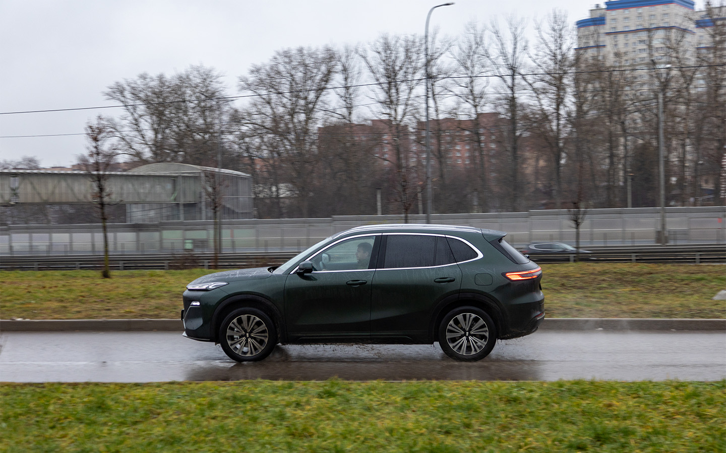 В младшей комплектации Geely EX5 EM-i оснащается колесными дисками на 18" (шины 225/55), а в старшей &mdash; на 19" (шины 235/50)