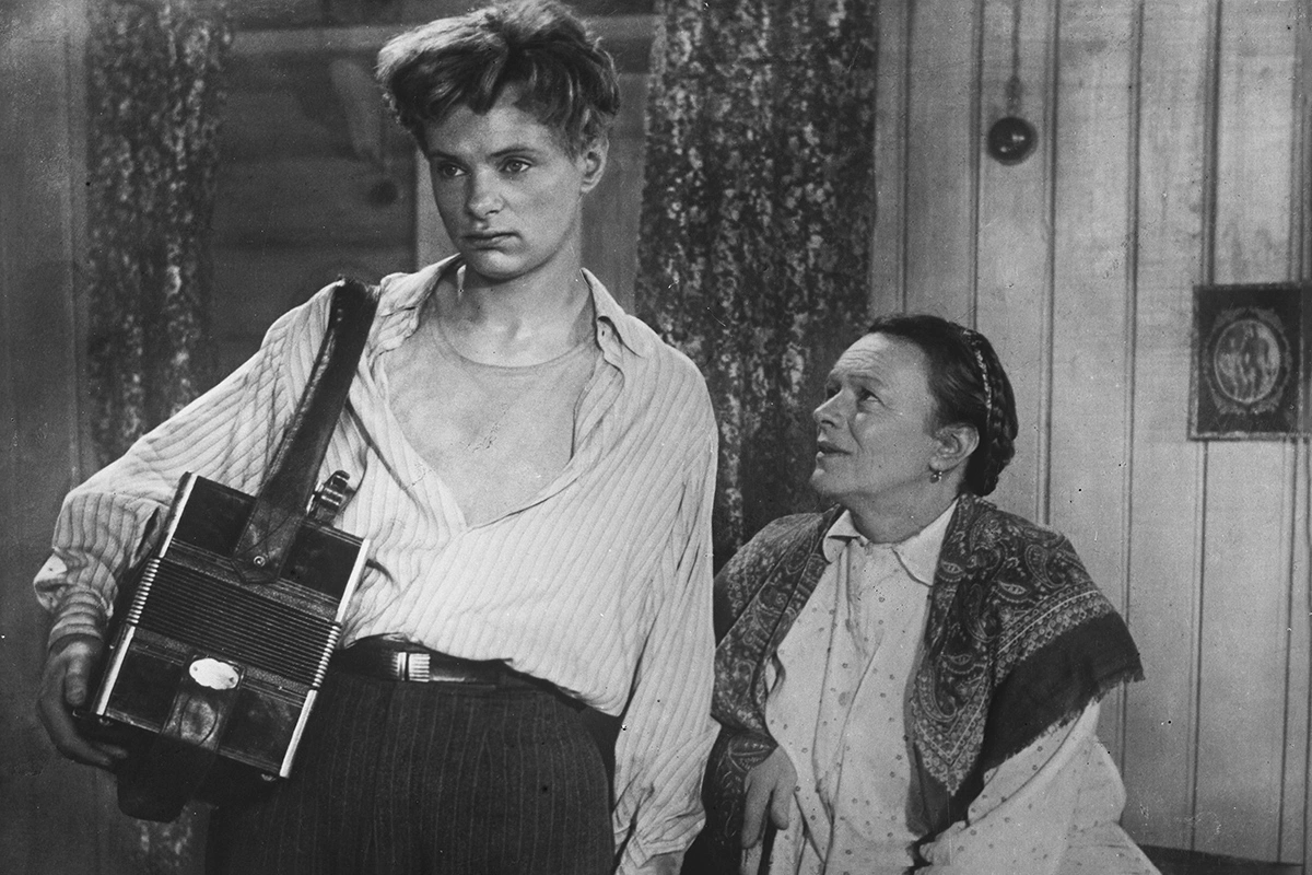 Татьяна Пельтцер и Леонид Харитонов в фильме «Солдат Иван Бровкин» (1955)
