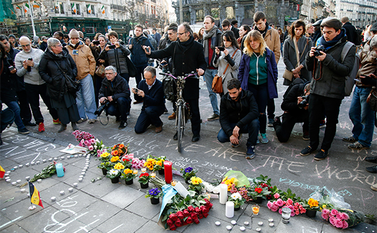 Люди несут цветы в память о жертвах взрывов в Брюсселе




