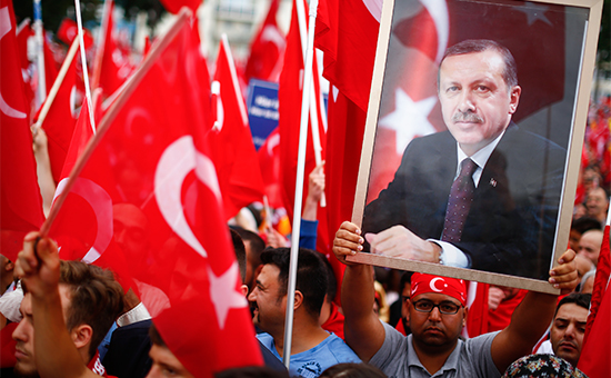 Сторонники Реджепа Эрдогана с его портретом. Германия. 31 июля 2016 года


