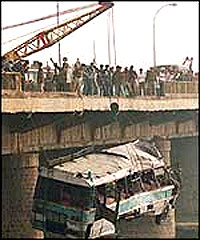Утонул автобус барнаул. Автобус утонул. Затонувший автобус. Мост автобус утонул.