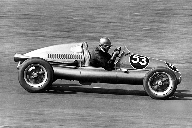 В 1949 году начал выступать в&nbsp;серии гонок &laquo;Формула-3&raquo;, однако&nbsp;после&nbsp;серьезной аварии в&nbsp;1953 году принял решение завершить карьеру гонщика и&nbsp;сосредоточиться на&nbsp;бизнесе.
