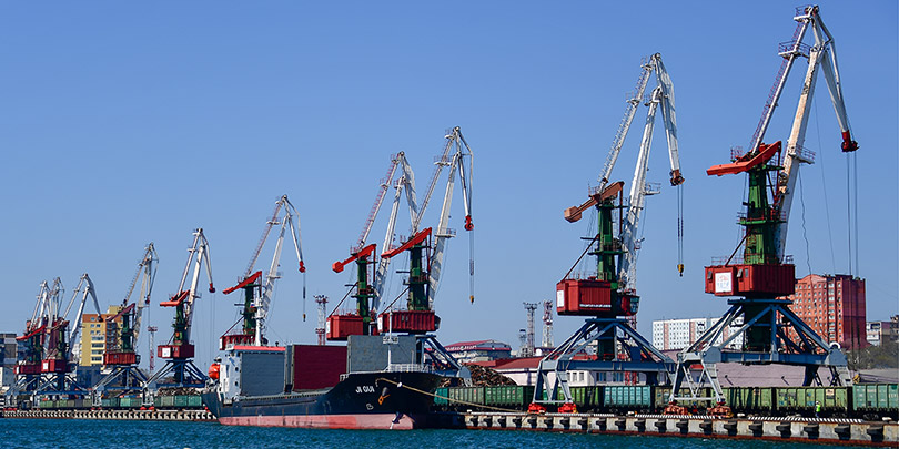 Минфин подготовил законопроект о переводе портовых тарифов на рубли