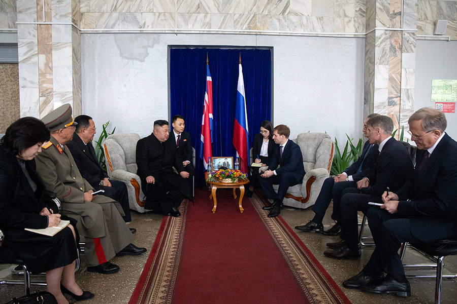 В центре, слева направо: лидер КНДР Ким Чен Ын и министр по развитию Дальнего Востока Александр Козлов