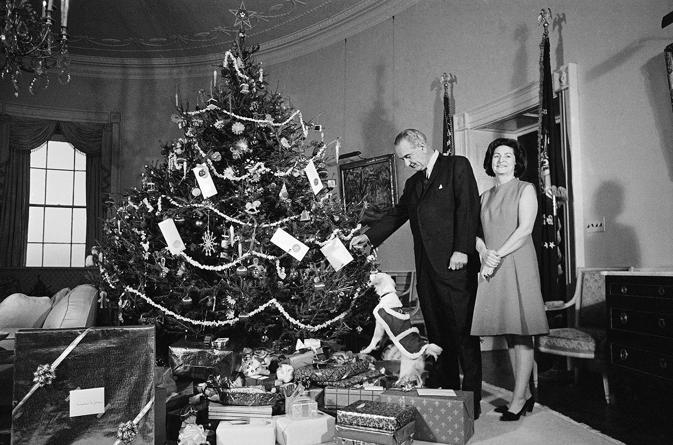 36-й президент США Линдон Джонсон и его жена Леди Берд&nbsp;Джонсон, 1967 год. Ель украсили серебряными шарами и&nbsp;куклами