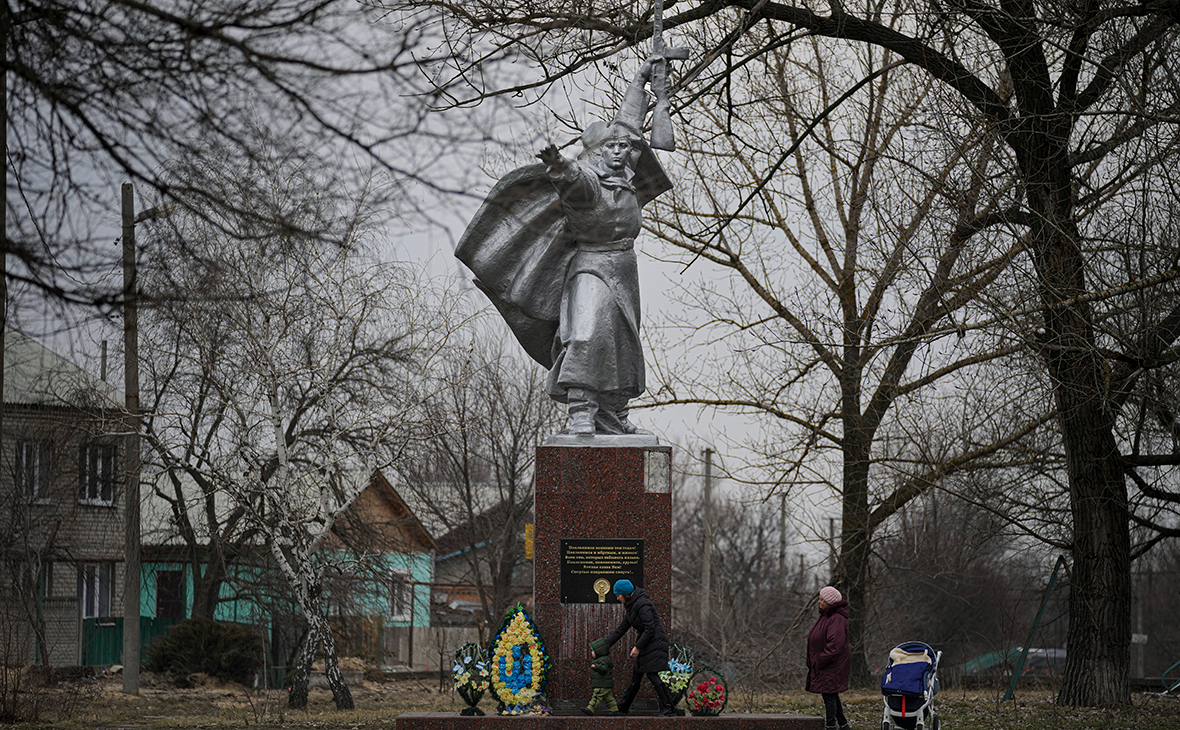 Мемориальный памятник в Станице Луганская