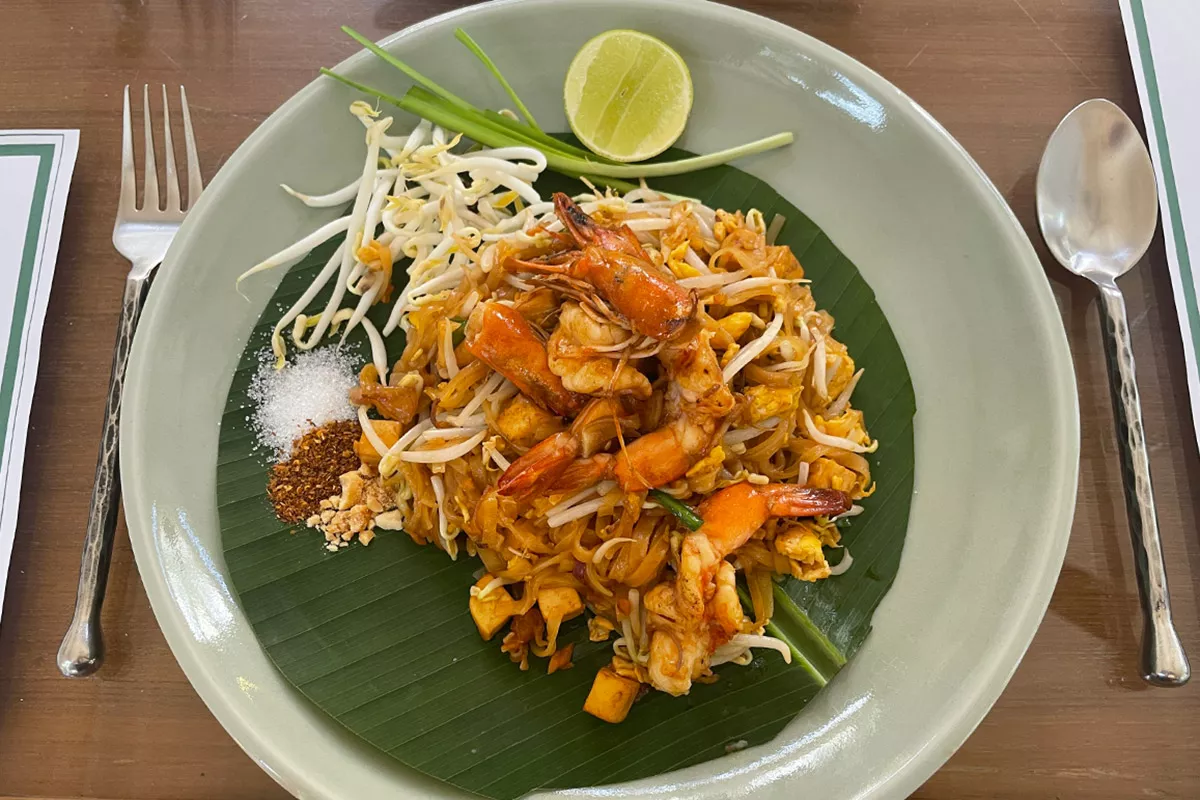 Пад тай наряду с том ямом &mdash;&nbsp;одно из главных и самых известных блюд тайской кухни. Поэтому его можно найти не только в простых лавках со стритфудом, но и в меню дорогих ресторанов. Кстати, подача блюд с двумя приборами, ложкой и вилкой очень распространена в Таиланде, причем не только с лапшой, хотя исконные тайские блюда едят руками, а использование палочек характерно лишь для северных регионов, где было сильное влияние Китая. Европейские же приборы здесь начали появляться лишь после XVII века. Впрочем, нож так и не прижился. Его вместе с вилкой подают крайне редко