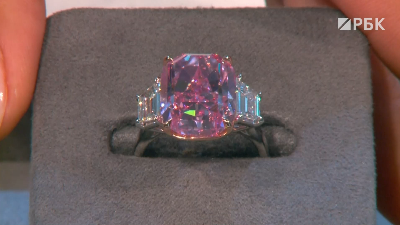 $35 млн на кольце: в Нью-Йорке выставили на продажу розовый бриллиант