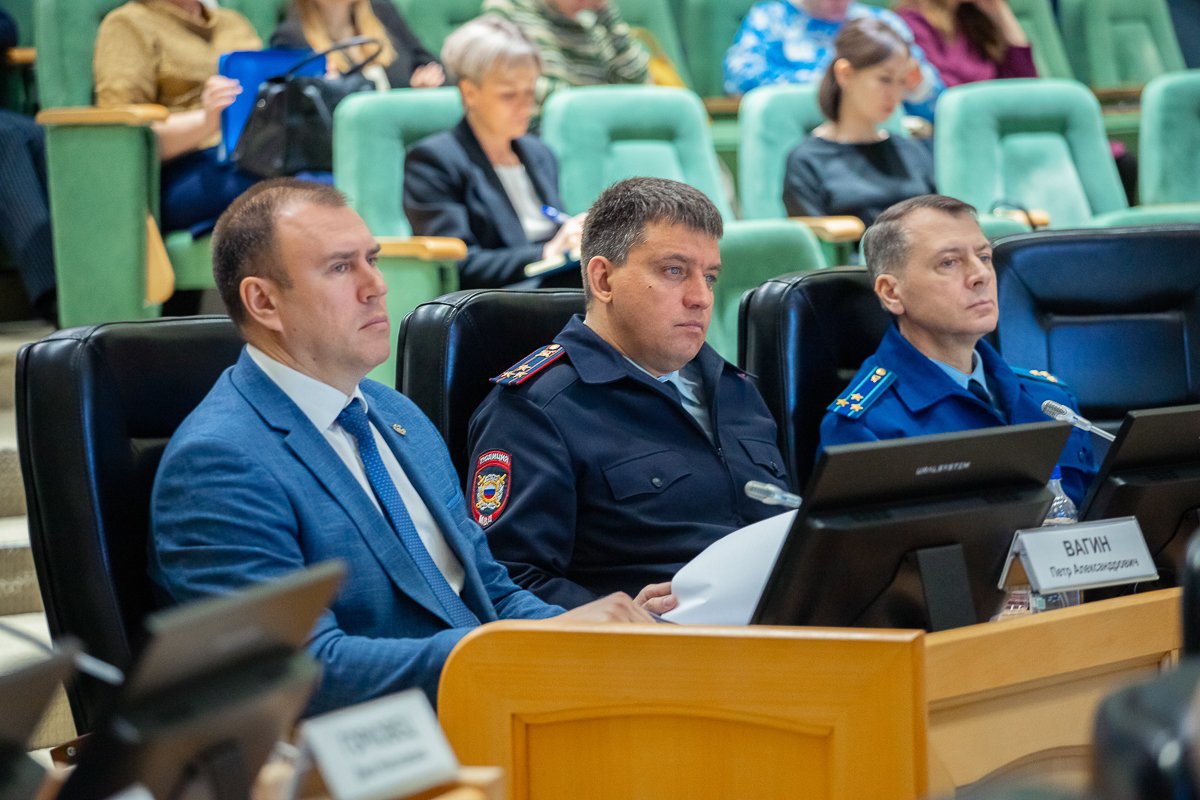 Дмитрий Ерошов (в центре) уже в марте отчитывался о деятельности городской полиции перед тюменскими депутатами