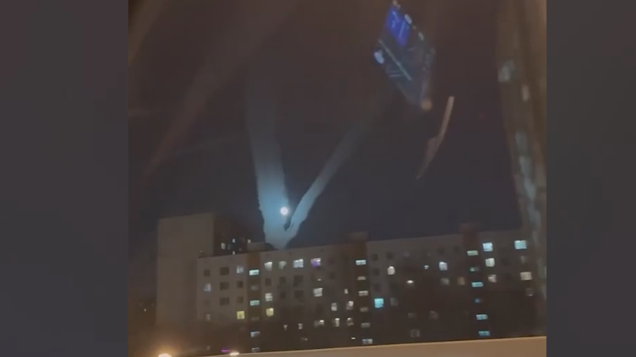 Очевидцы заметили ночью в небе над Москвой букву V. Видео