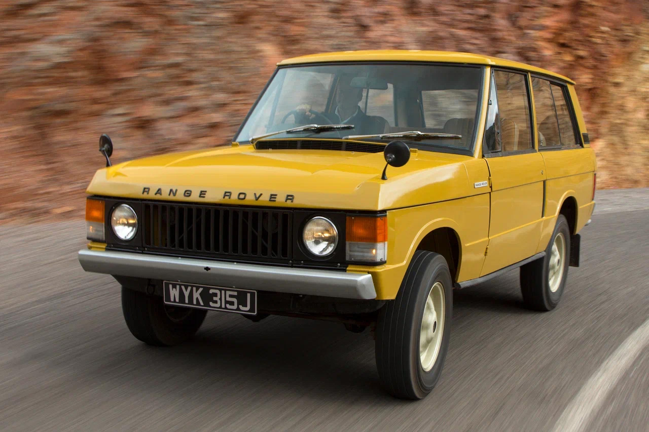 По задумке Matra Rancho косплеила первый Range Rover. Недаром «Ранчо» и «Рэйндж» созвучны, а шрифт на капоте француженки копирует английский. Не на нее ли спустя десятилетие оглядывались дизайнеры LR Discovery?