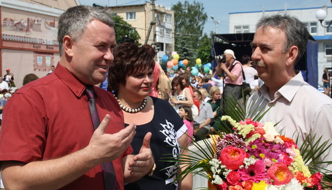 Глава администрации Неманского района Сергей Восковщук (слева)