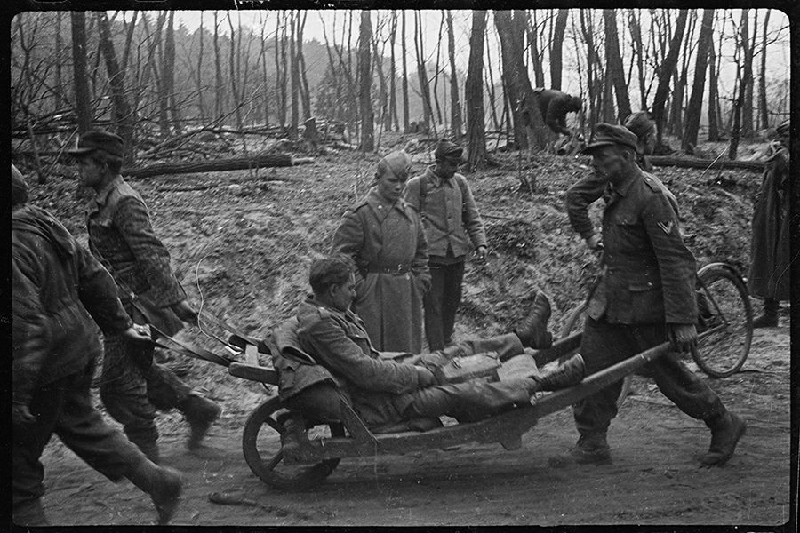Раненые солдаты в&nbsp;Берлине, апрель&mdash;май 1945 года