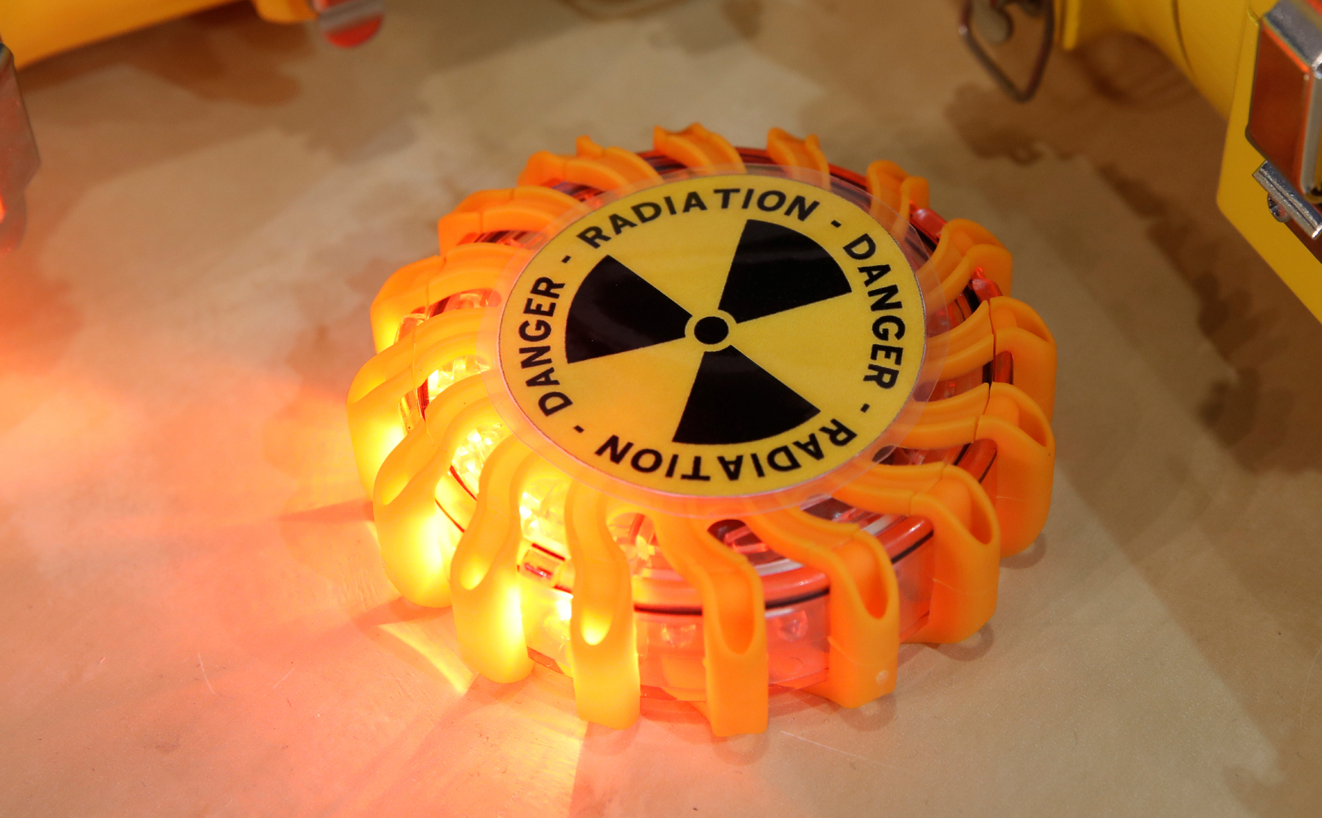 Символ радиоактивности на Всемирной ядерной выставке в Вильпенте, Франция