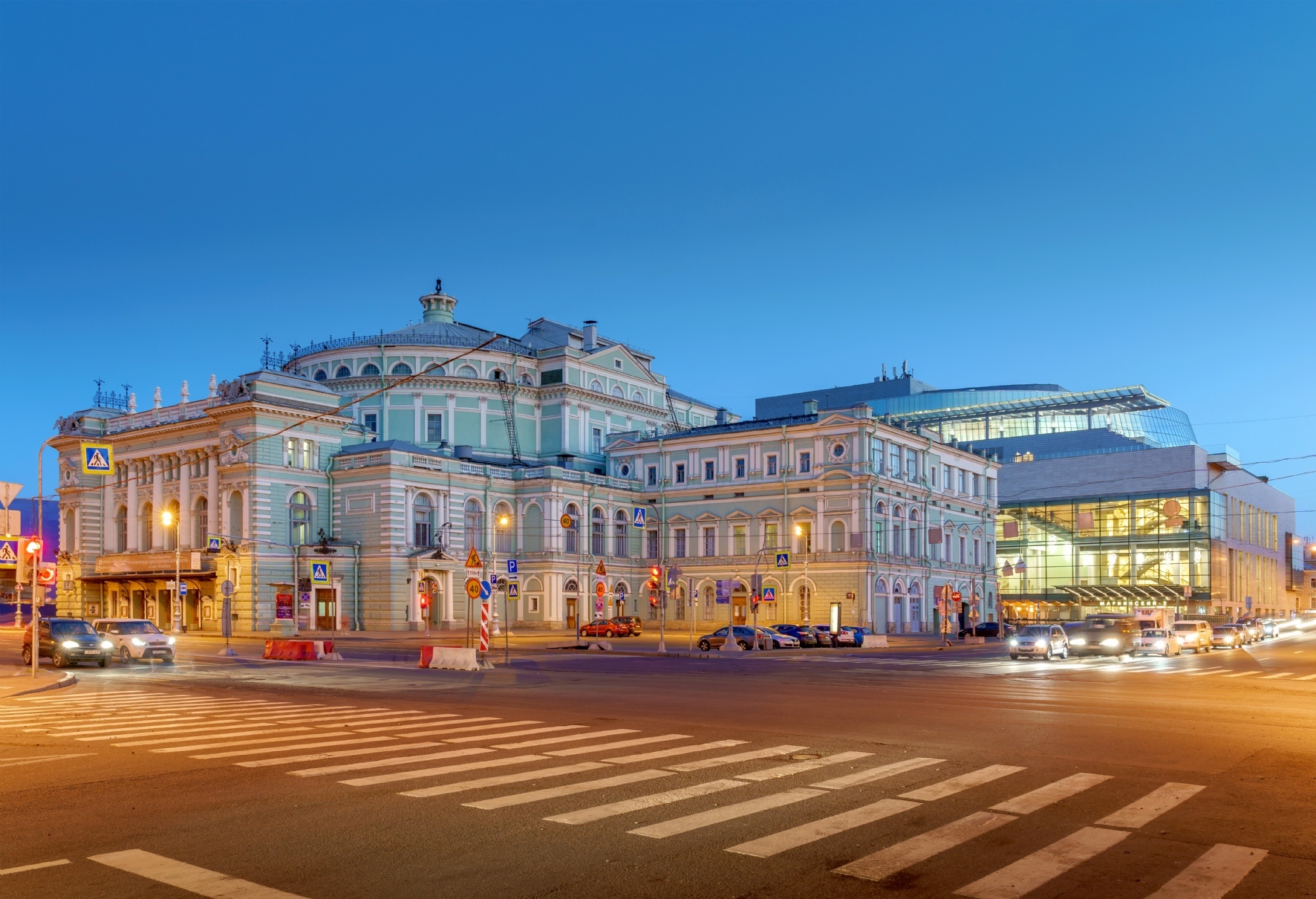 Театральная площадь в Петербурге