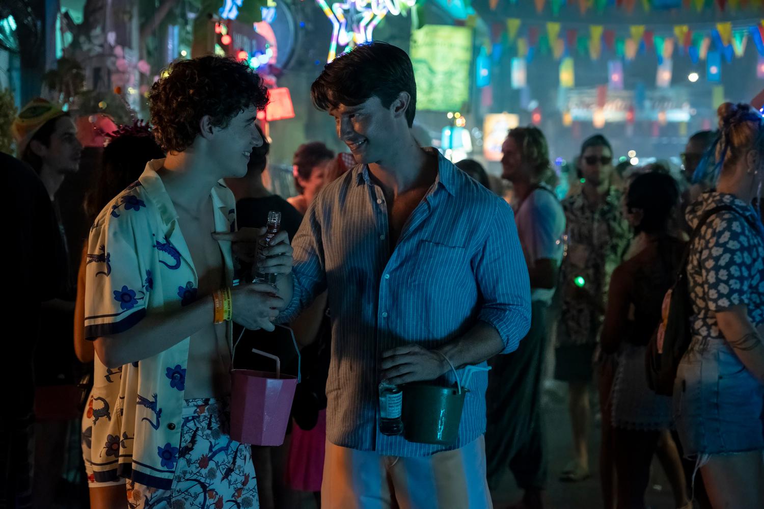 Кадр из сериала «Белый лотос»: вечеринка Full Moon Party