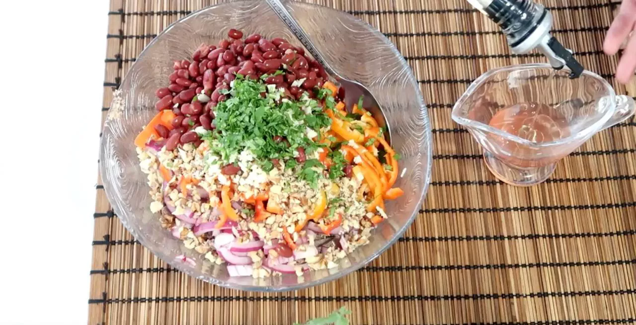 Смешайте растительное масло и яблочный уксус