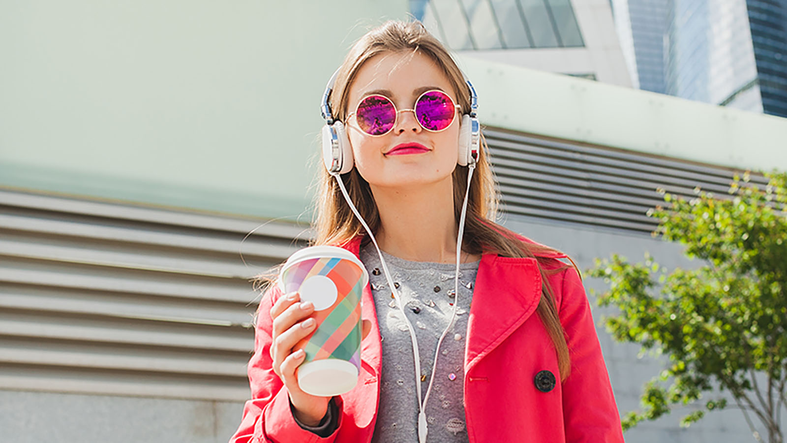 Среди российской молодежи резко вырос спрос на проводные наушники