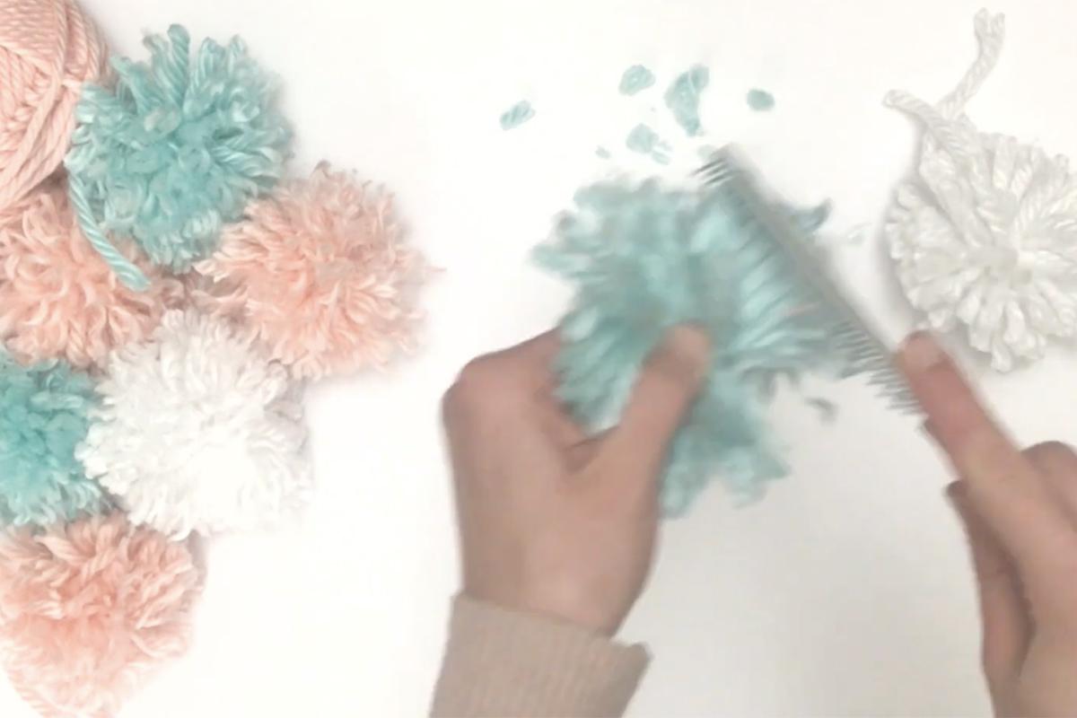 Как собрать новогоднюю гирлянду из помпонов