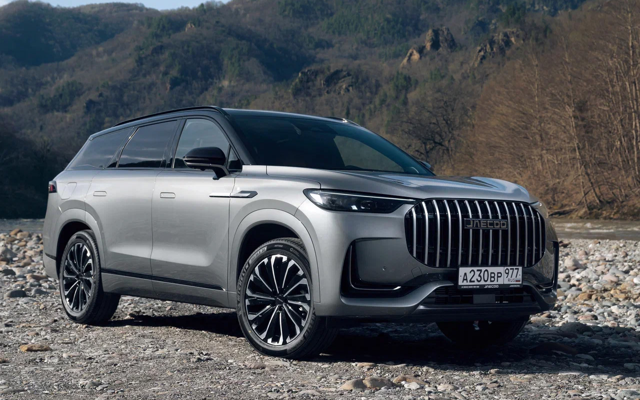 Jaecoo J8. Полный привод, 2.0 (249 л.с.) с РКП7. Салон 5-местный. На выбор три комплектации. Диапазон цен: 3 849 000&ndash;4 599 000 руб.