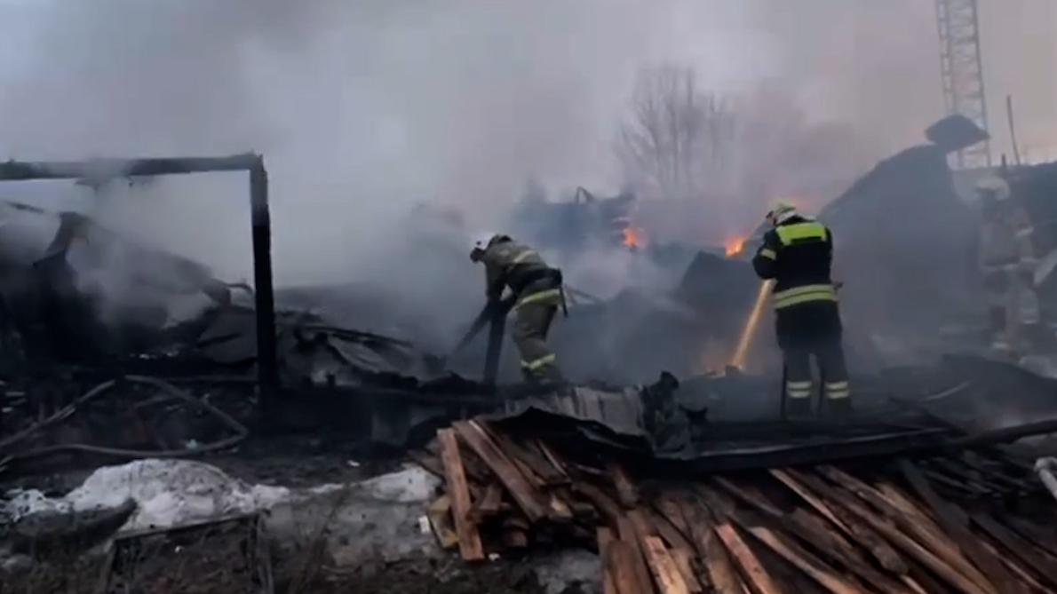 Тушение пожара в ХМАО, где погибла семья с четырьмя детьми. Видео