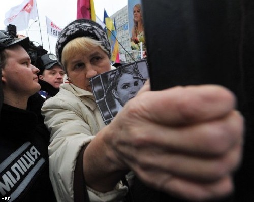 Сторонники Ю.Тимошенко штурмуют Апелляционный суд Киева