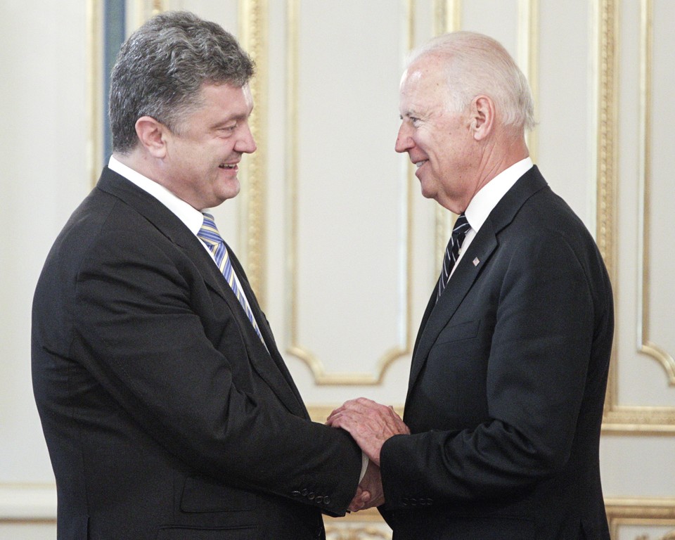 Президент Украины Петр Порошенко (слева) и вице-президент США Джозеф Байден