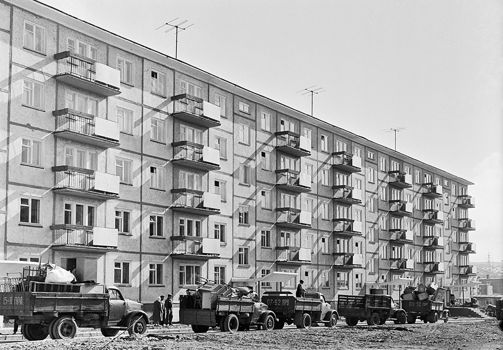 С 1959 по 1985 год&nbsp;в СССР было построено около 300 млн кв. м&nbsp;&nbsp;жилья в многоквартирных панельных домах

На фото: новый жилой дом готовится к новоселью, 1963 год
