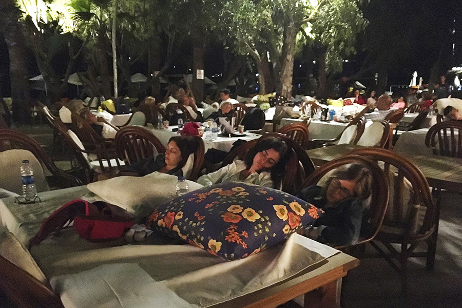 Туристы покинули свои номера из-за землетрясения и спят на территории отеля в Битезе, Турция. 21 июля 2017 года


