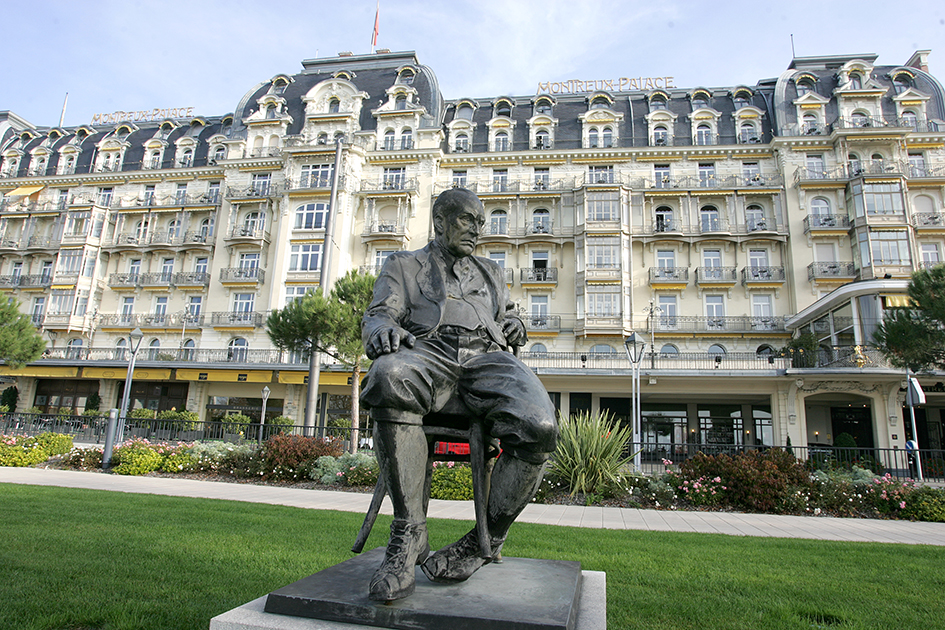 Памятник&nbsp;Владимиру Набокову возле отеля&nbsp;Montreux Palace
