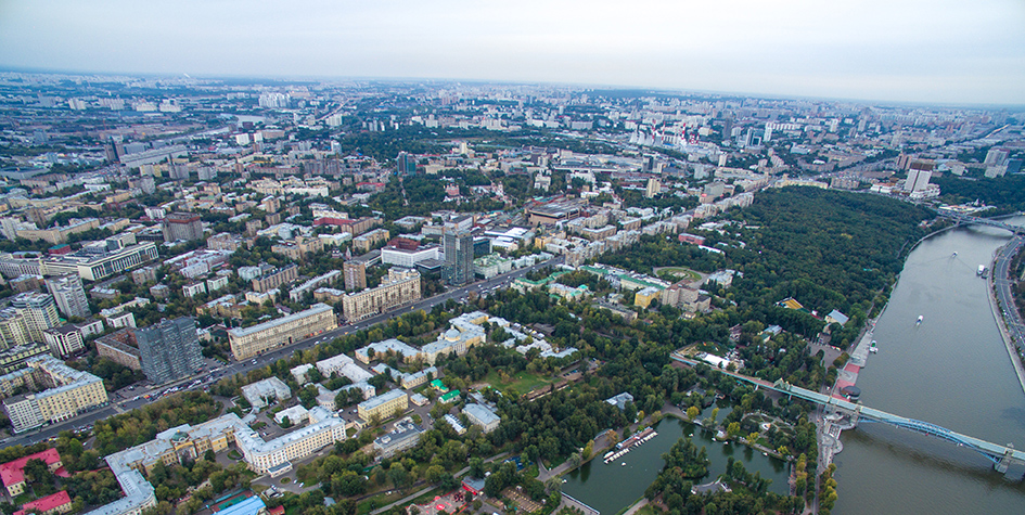 Вид на Пушкинский мост, Пушкинскую набережную, Голицынские пруды, парк им. Горького, Московский гуманитарно-экономический институт