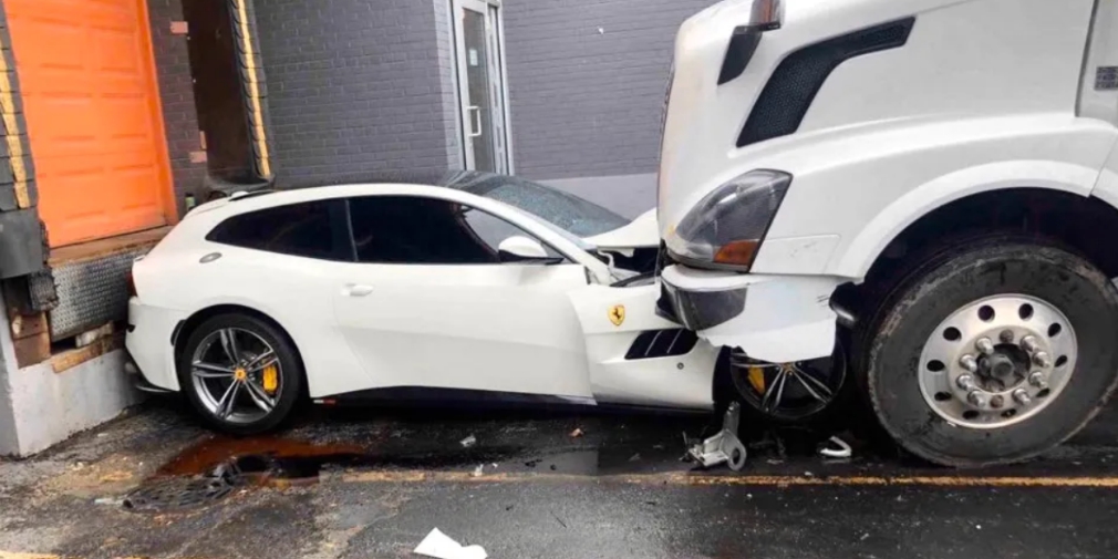 В США водитель грузовика уничтожил Ferrari своего начальника. Фотофакт