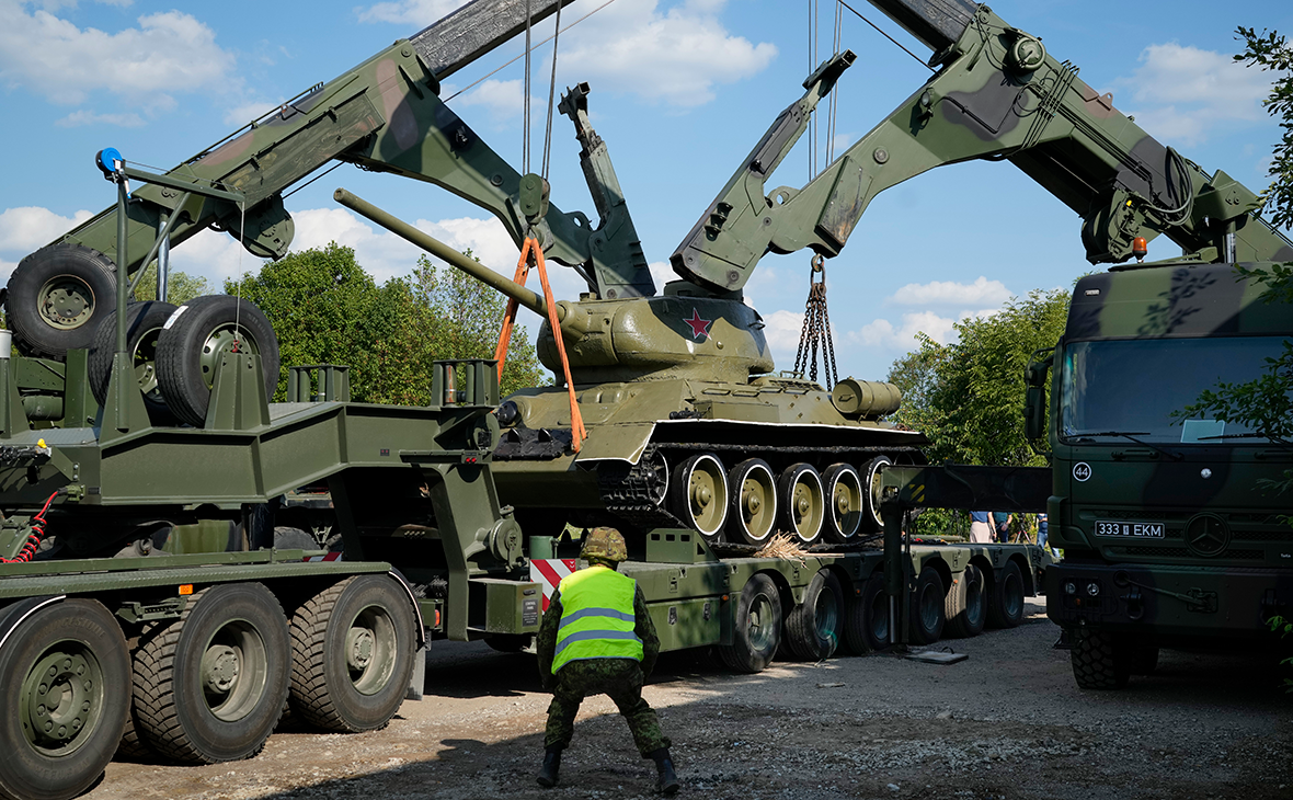 Россия направила Эстонии ноту протеста из-за сноса памятника Т-34 в Нарве