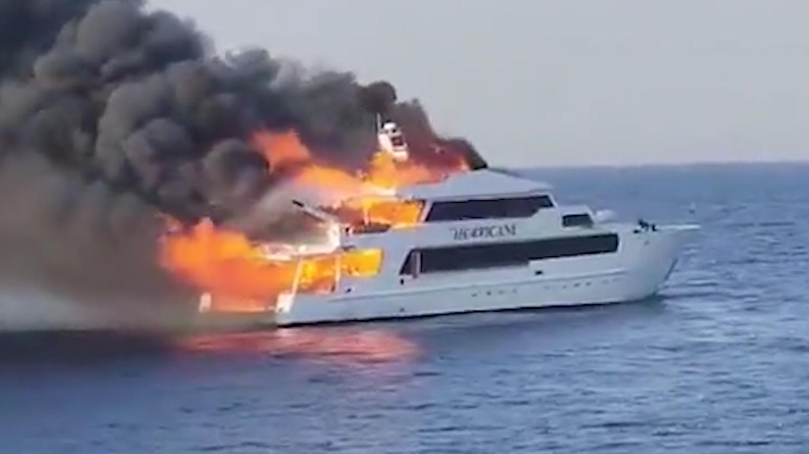 В Египте у побережья загорелась яхта с туристами