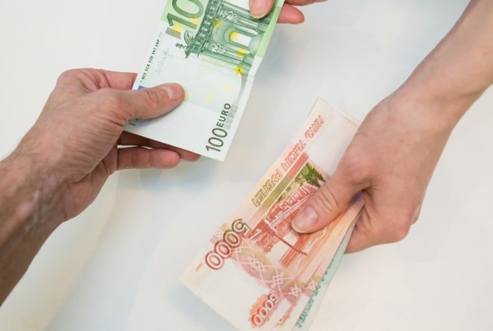 Жители областной столицы хранят на счетах валюту на сумму, равную 130 млн руб.