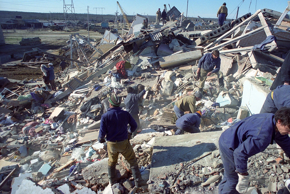 <p>Разбор завалов на месте разрушенного землетрясением Нефтегорска в 1995 году</p>