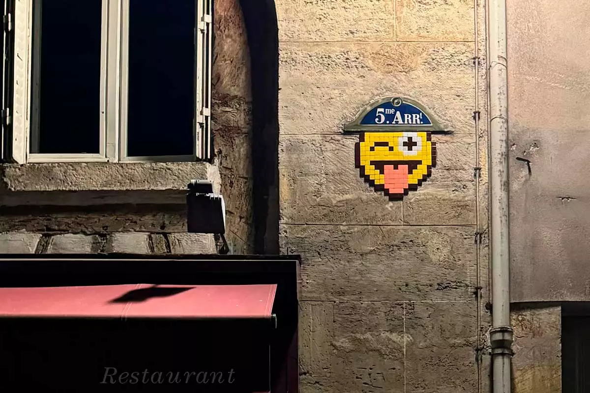 Invader создает яркие мозаики, которыми он украшает улицы Парижа с 1990-х годов