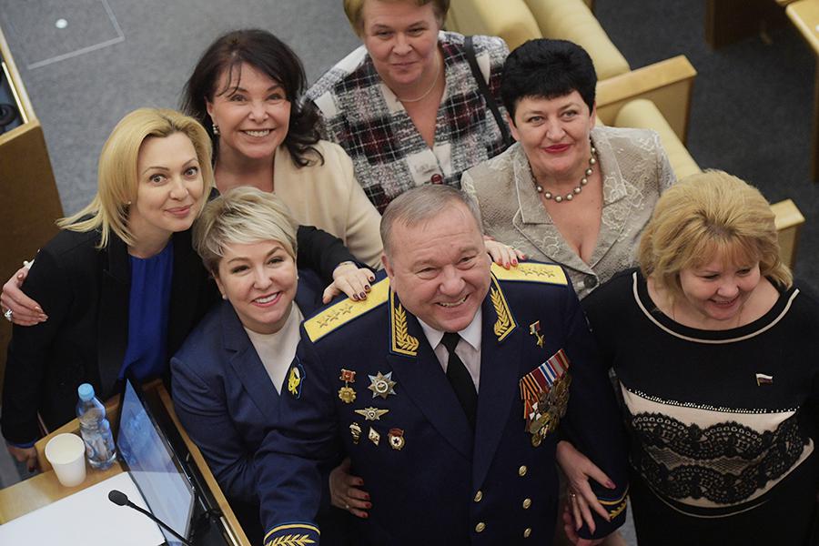 Председатель комитета Государственный Думы РФ по обороне Владимир Шаманов на пленарном заседании Государственной Думы РФ, 2018 год