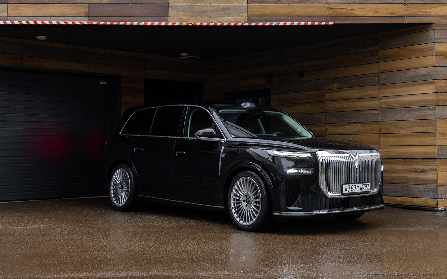 Voyah Taishan оснащен массой датчиков и имеет автопилот третьего уровня.&nbsp;Ультразвуковые радары по периметру автомобиля анализируют более 100 дорожных сценариев в режиме реального времени. Автомобиль может самостоятельно держать дистанцию, перестраиваться, ускоряться и тормозить,&nbsp;находить место на стоянке и парковаться