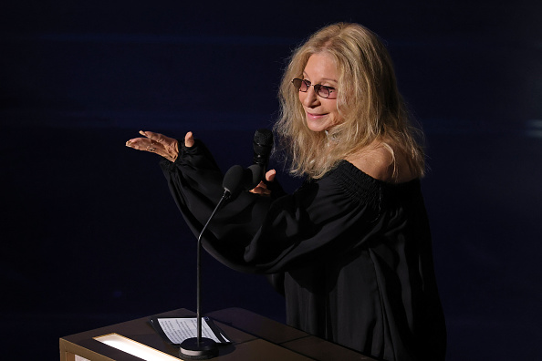 На «Оскаре» попрощались с ушедшими из жизни кинематографистами. Речи произнесли Рэйчел МакАдамс, Билли Кристал и другие. Кристал вспомнил убитого в декабре 2025 года режиссёра Роба Райнера, Барбра Стрейзанд &mdash; Роберта Редфорда, с которым играла в фильме «Встреча двух сердец».