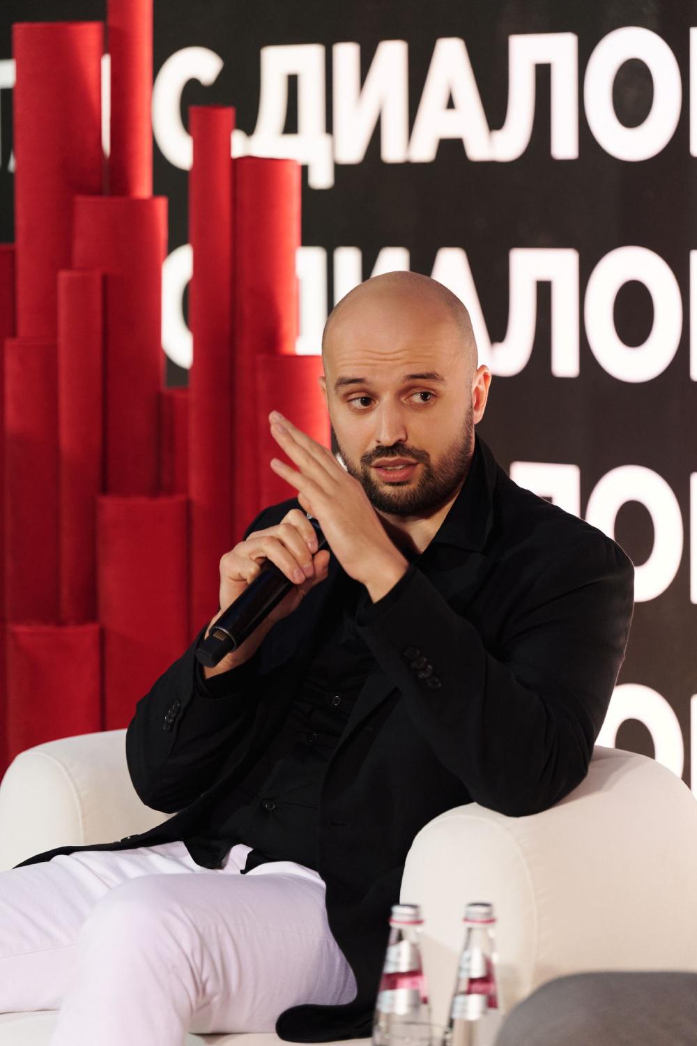 Дмитрий Халин во время паблик-тока &laquo;Фэншуй большого города&raquo;