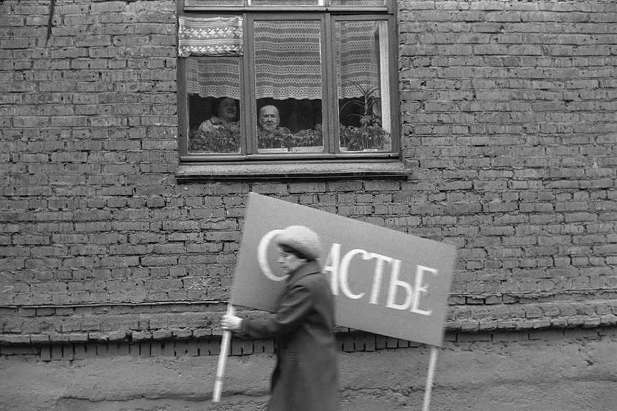 1983&nbsp;год. Женщина, спешащая на&nbsp;первомайскую демонстрацию&nbsp;в Новокузнецке

​

